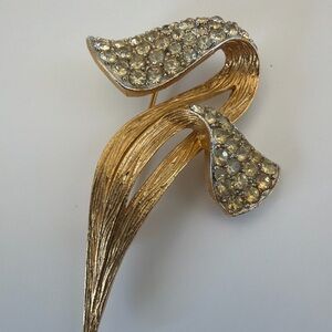 Textured Gold Tone Calla Lily Brooch